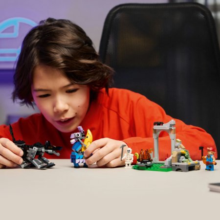 77075 LEGO® Fortnite Peely ja Sparkplugi laager 