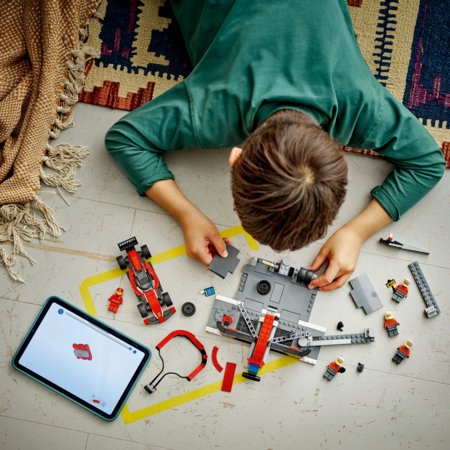 60443 LEGO® City Project Alicia 2025 F1® boksipeatus ja boksimeeskond Ferrari autoga 