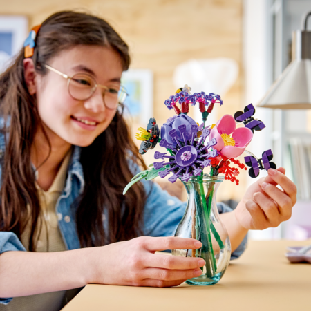 11507 LEGO® Botanicals ja LEGO® Editions: Olivia Rodrigo lillekimp 