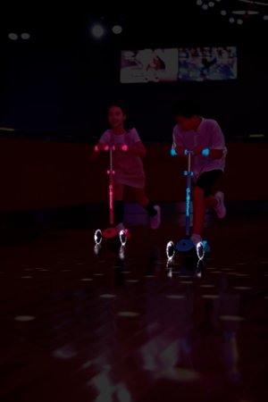 GLOBBER tõukeratas Primo Plus Glow Lights, korallroosa, 443-110 