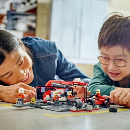 60443 LEGO® City Project Alicia 2025 F1® boksipeatus ja boksimeeskond Ferrari autoga 